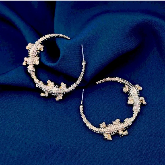 🎀3/$30 “ ALI HOOPS “  NEW Anthropologie Alligator Gold Hoop Earrings - Picture 2 of 5